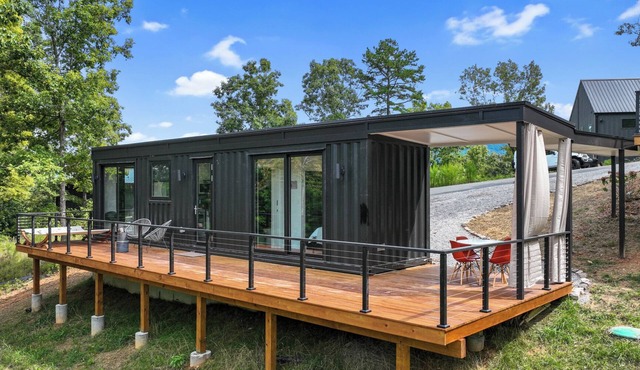 Modern 1BR container cabin with private deck, hammock, and fire pit. Surrounded by peaceful forest, it’s the perfect cozy escape for slow mornings, fresh air, and relaxed evenings in the mountains.