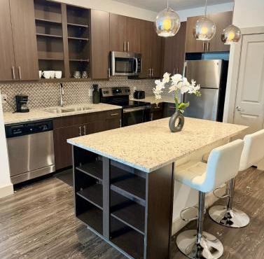 Modern 1BR Dallas peaceful escape in the heart of Farmers Branch! Less than 20 minutes from Downtown Dallas, 15 from DFW ariport 15 from Grapevine
