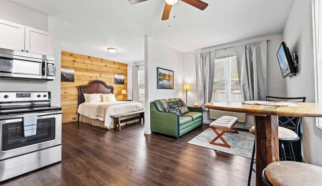 Modern 1BR Downtown | King Bed + Parking, Snowshoe