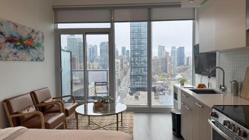 Modern 1BR Downtown Toronto - Steps to Eaton Centre & Yonge-Dundas Square