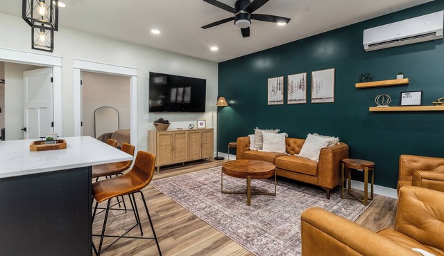 Modern 1BR Downtown Near Stone Face