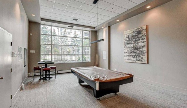 Modern 1BR DT Condo by Bow River & C-train w/Patio, Gym & underground parking