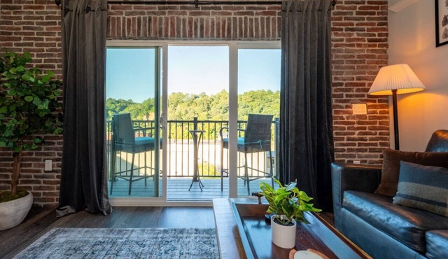Modern 1BR Flat: Free Parking, AC, Getaway Ready!