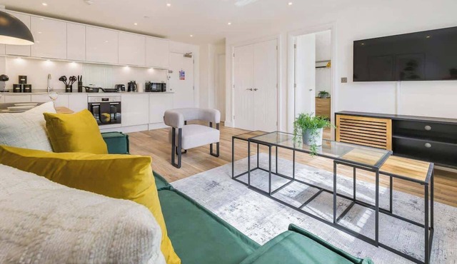 Modern 1BR Flat Gravesend w/Parking – Sleeps 2