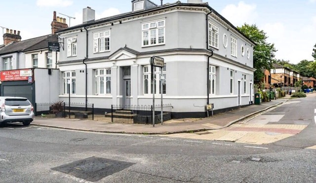 Modern 1BR Flat | WiFi | Netflix | Near Station