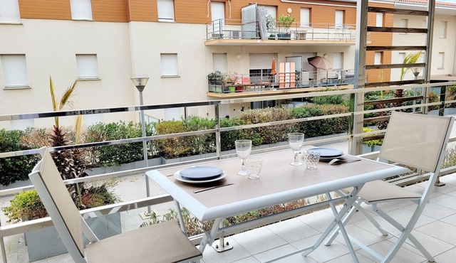 Modern 1BR Apartment with Pool, Garage, Near Beach - Sleeps 4