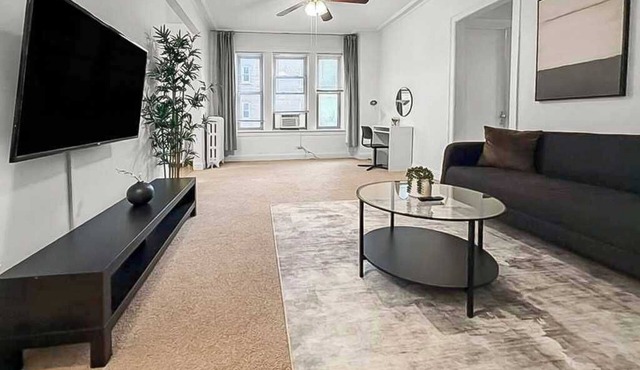 Modern 1BR in Historic HydePark