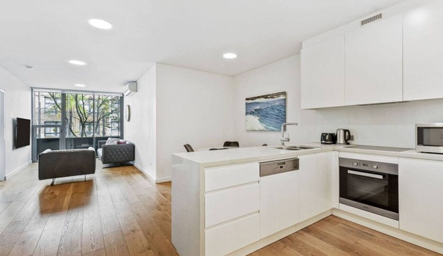 Modern 1BR in Neutral Bay, Near CBD & Transport