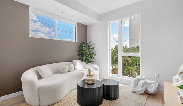 Modern 1BR LA, Workspace Pool Gym