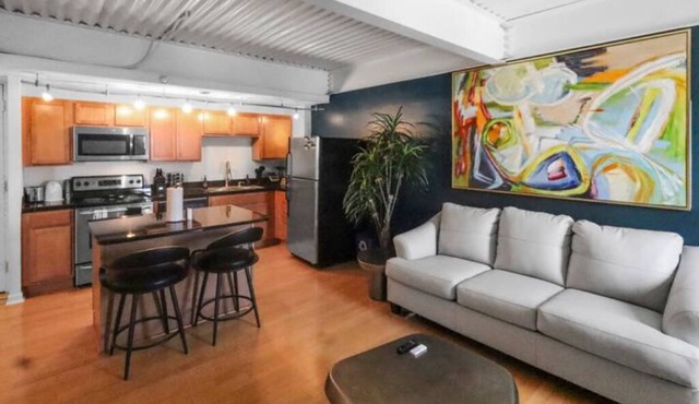Modern 1BR Midtown Omaha, Garage for 2, Rooftop, W/D, Smart TV, 1 Gbps