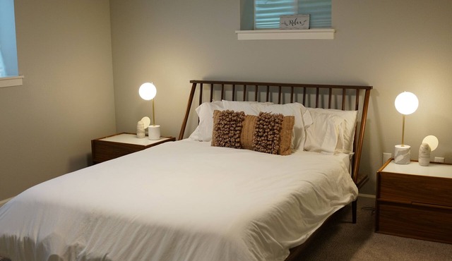 Modern 1BR Near Providence & Boeing - Fast WiFi & Work Desk