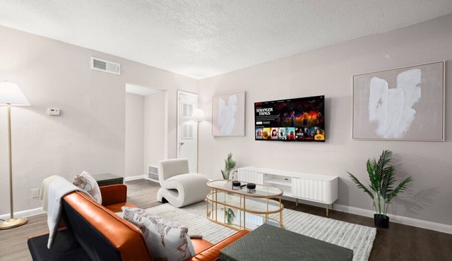 Modern 1BR Near UT & Downtown | Fast WiFi +Parking