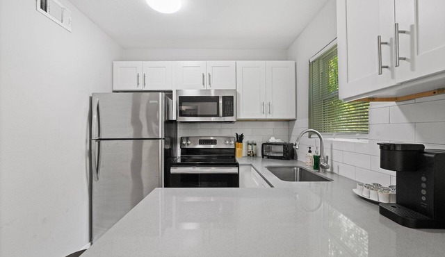 Modern 1BR Near UT Hyde Park Evonify