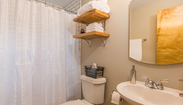 Modern 1BR Near WFU Hospital