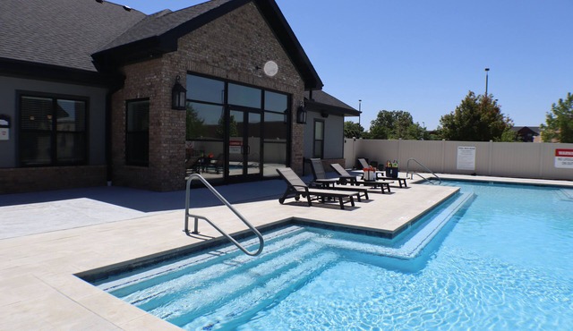 Modern 1BR - Pool & Gym, Near Walmart & In-Unit Bike Storage