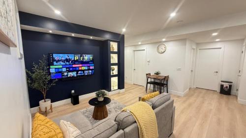 Modern 1BR Private Suite NW Near Airport & Amazing Shopping! Free Netflix, Parking!