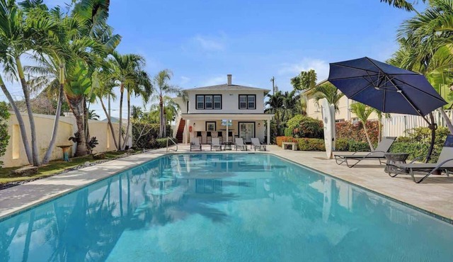 Modern 1BR Retreat with Pool | Lake Worth