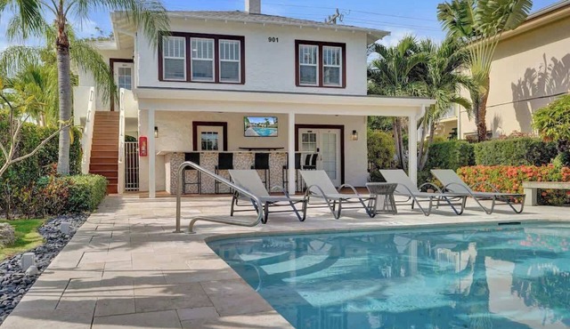 Modern 1BR Retreat w/Pool & Bar – Lake Worth