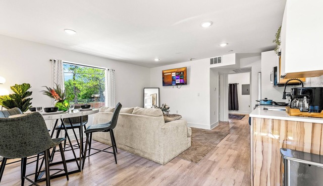 Modern 1BR Retreat, Near Downtown Dallas + Parking