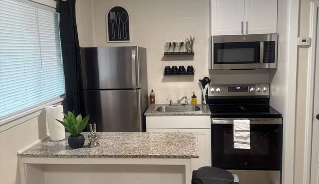 Modern 1BR Retreat near UMMC, Veteran’s Memorial Stadium & Local Dining