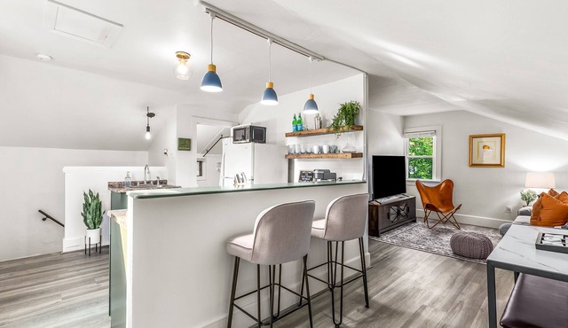 Modern 1BR Retreat, Steps to Shops/Bars/Restaurants!