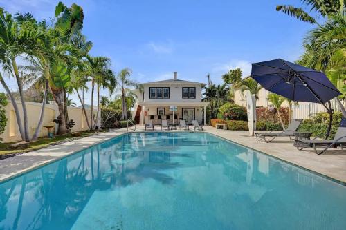 Modern 1BR Retreat with Pool at Lake Worth