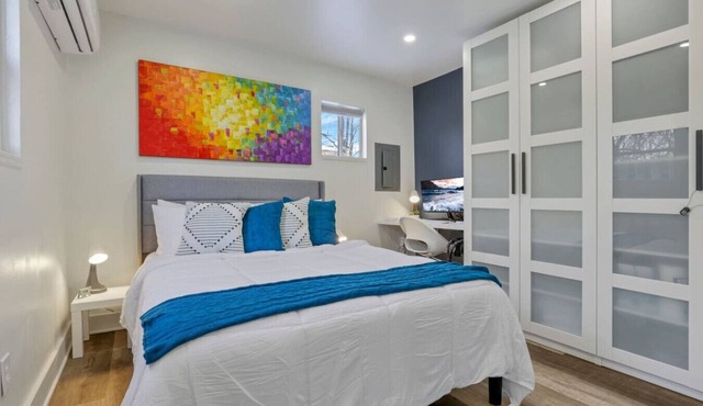 Modern 1BR Sleeps 4 | Near Downtown | Full Kitchen