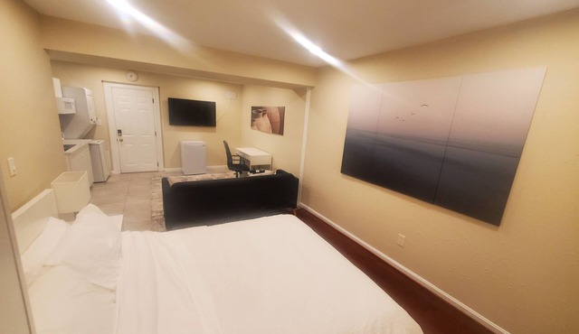 Modern 1BR Studio in Safe Alexandria Neighborhood , Near Metro & Dining.