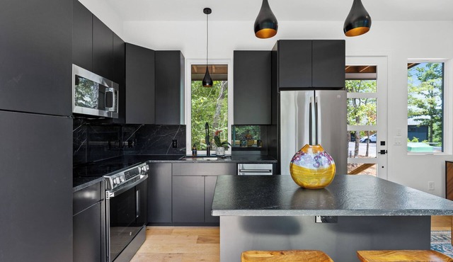 Modern 1BR tiny home with floor-to-ceiling windows, spa-style shower, and private deck. Surrounded by peaceful forest, it’s perfect for spring getaways, romantic stays, and quiet mountain escapes.