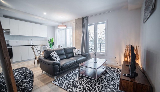 Modern 1BR w/den, Skyline Views, Gym and Pool