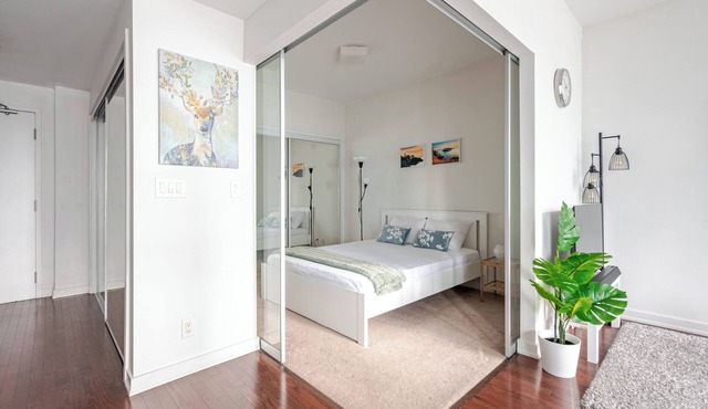 Modern 1BR | WFH Desk+Monitor | FastWiFi | Kitchen