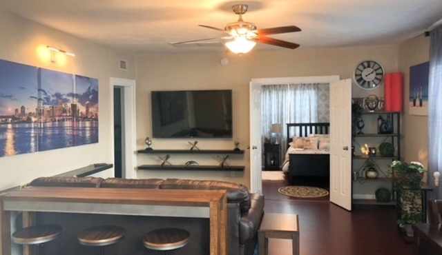 Modern 2/1 apt near Midtown Miami and South Beach