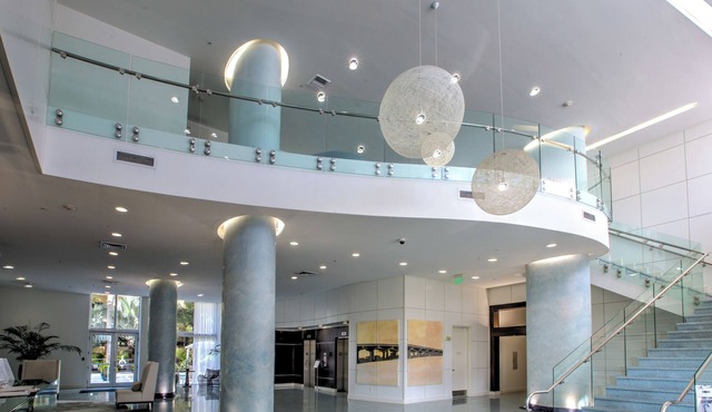 Modern 2-2 in the middle of everything in Luxury Aventura! Gym-Pool-Front Desk