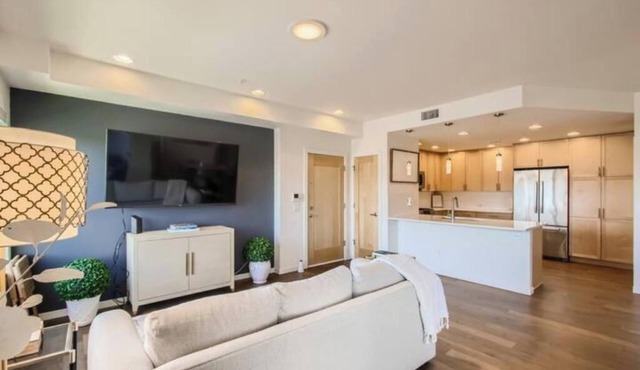 Modern 2 BD/2 BA Top Floor Condo in Louisville