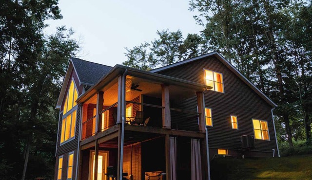 Modern 2 BD Cabin With hot tub & Games & Central Loc