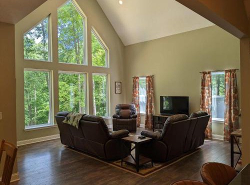 Modern 2 BD cabin with hot tub & Games & Central Loc