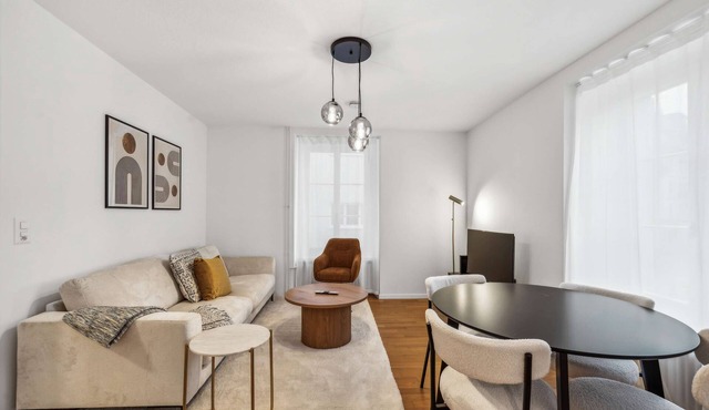 Modern 2 BDR-flat top location