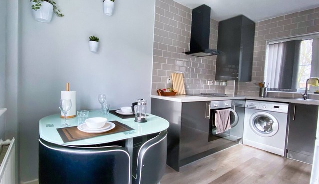 Modern 2 bdr Home, Spacious Garden, City Center, Free Parking NETFLIX