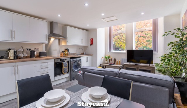 Modern 2-Bed Apartment with Parking