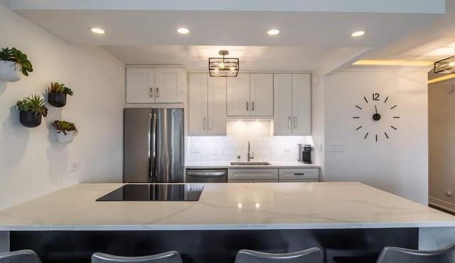 Modern 2 Bed/1 Bath condo. Great Location and Views