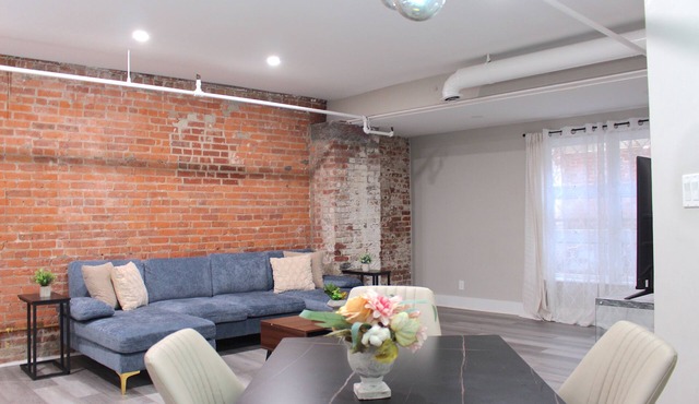 ★MODERN 2 bed, 1 bath w/patio! Great downtown location ★