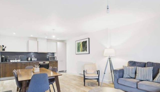Modern 2-Bed, 2-Bath Apartment in Central Ashford