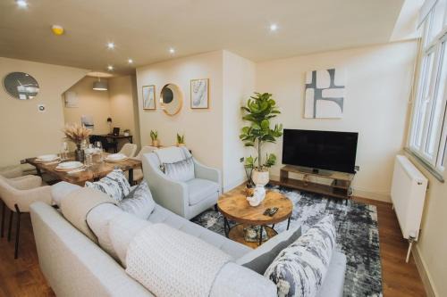 Modern 2 Bed 2 Bath Apartment In Colchester, Walk To Town Center & Station