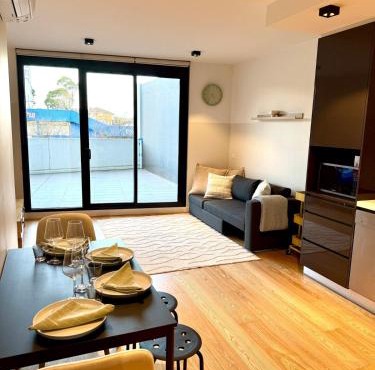 Modern 2 Bed 2 Bath Apartment with Parking opposite Westfield Doncaster