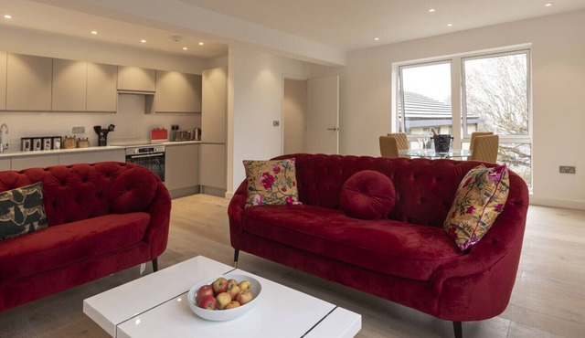 Modern 2 Bed/2 Bath Apartment with Parking in Bath