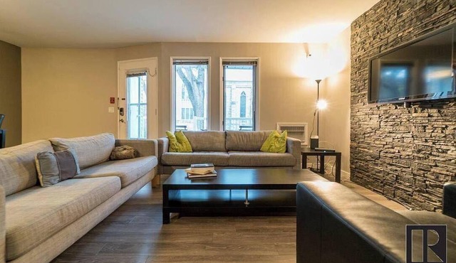 Modern 2 bed/2 bath Condo in Great locationn