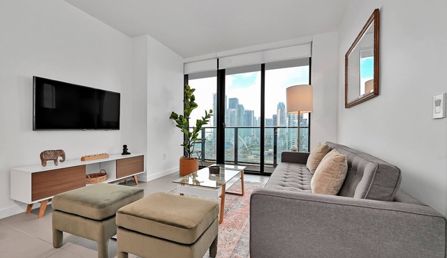 Modern 2 Bed 2 Bath Condo in Vibrant Downtown MIA