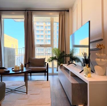 Modern 2 Bed - 2 Bath Flat near Central London with Parking Space