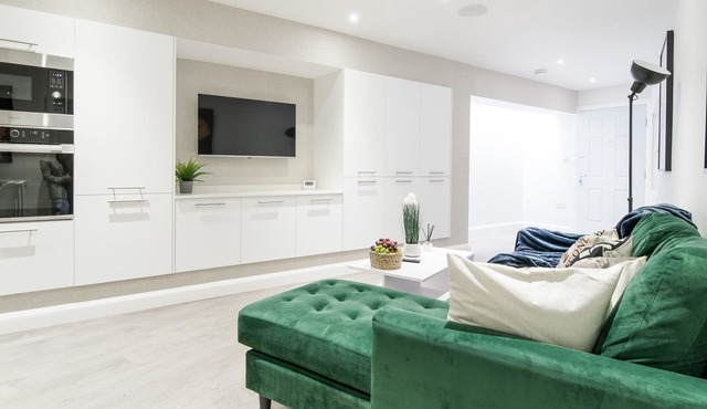 Modern 2 bed 2 bath New Barnet Apt