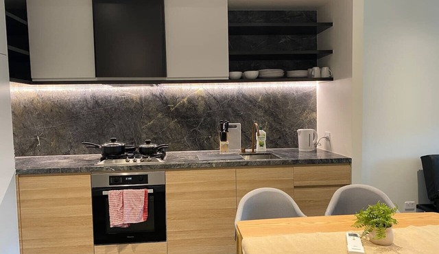 Modern 2-Bed Apt + Parking | West Melbourne!